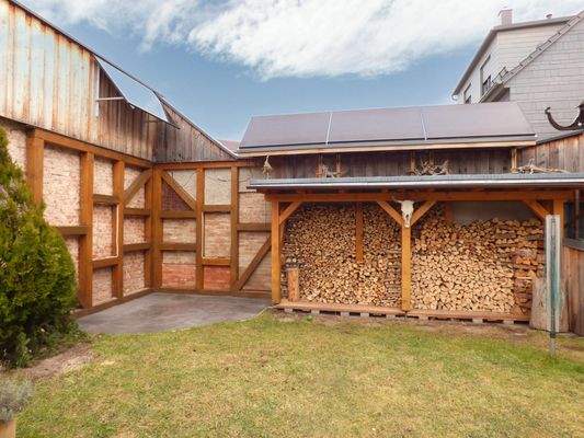 Sitzecke und Holzregal