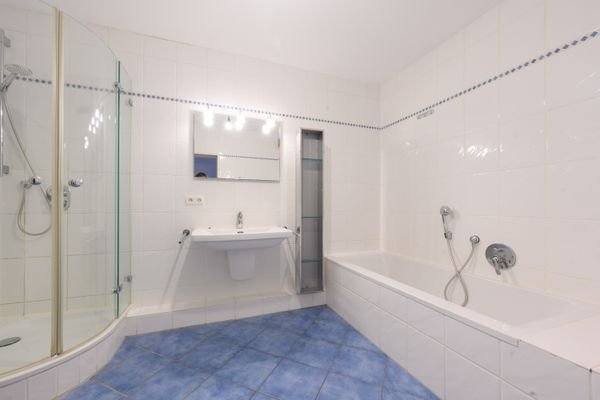 Bad mit Badewanne und Dusche