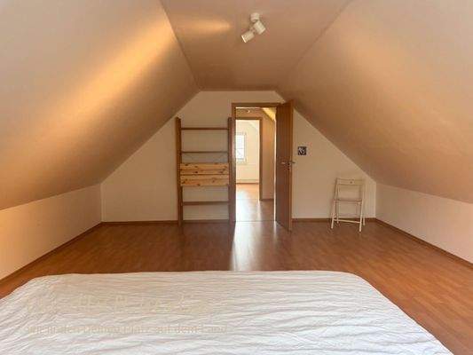 Blick durch das Dachgeschoss Richtung Osten.jpg