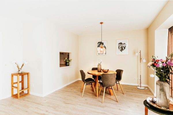 Eßbereich mit Küchenausgabe