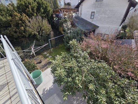 Ausblick vom Balkon in den Garten