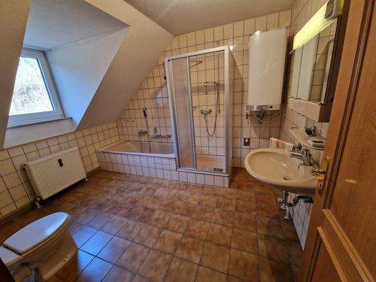 Geräumiges Badezimmer 