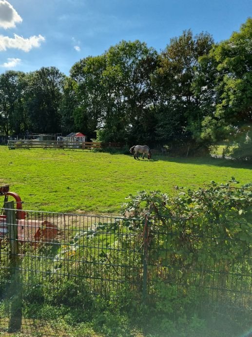 Baugrundstück mit Baugenehmigung und Plänen für ein freistehendes Einfamilienhaus