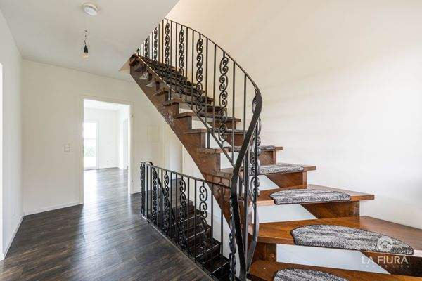 EG Eingang mit Treppenaufgang