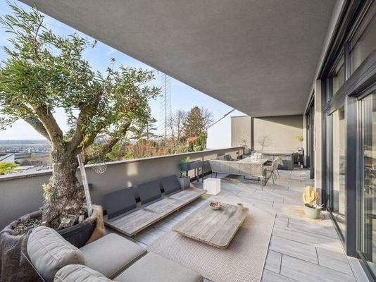 Großzügiger Balkon mit Treppe in den Garten