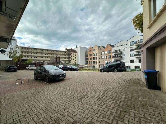 Großzügiger Parkplatz