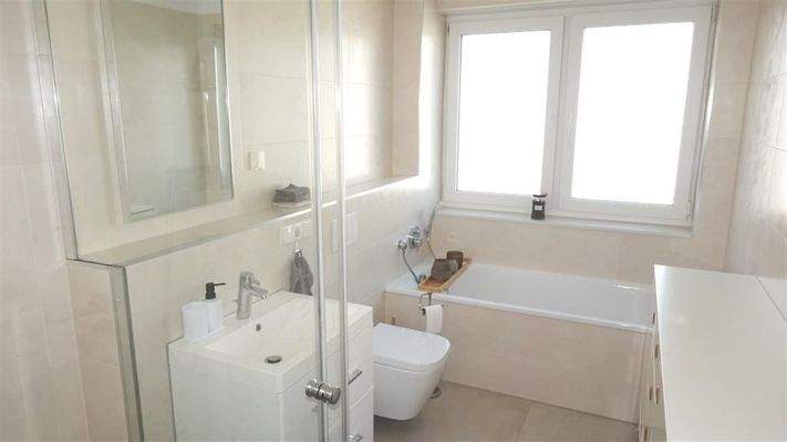 Bad mit Wanne und Dusche