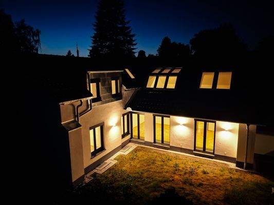 Hausansicht Gartenbereich  - Nachtaufnahme