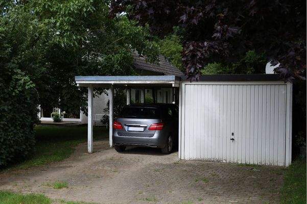 Blick auf den Carport und die Garage