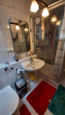 28 Badezimmer mit Dusche 