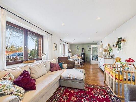 Wohnzimmer mit Blick in den Essbereich