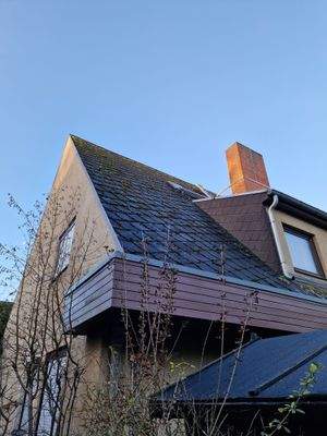 Dach mit blauem Himmel