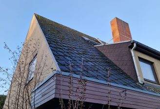 Dach mit blauem Himmel