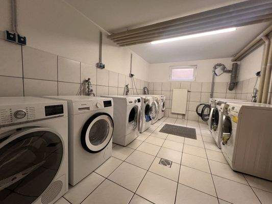 Komfortable Waschküche mit modernen Geräten - Effizienz auf höchstem Niveau!