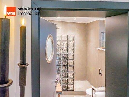 Bad mit begehbarer Dusche im Erdgeschoss