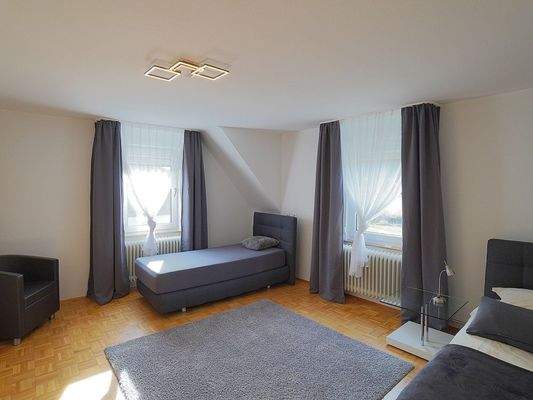 Zimmer im DG mit Verbindungstür