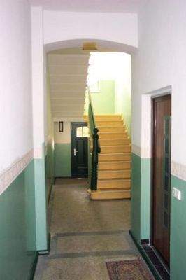 rechts Eingang zur Wohnung