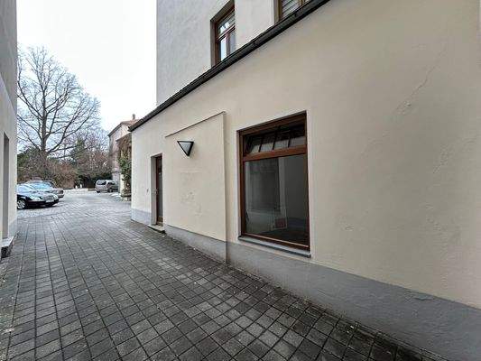 Einfahrt mit Gebäudefront