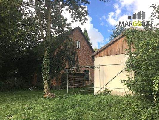 Haus und Garage von hinten