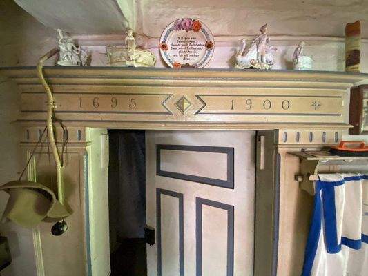 37 Antiker Türstock im Eingangsbereich der Küche.j