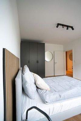 Zimmer neben Badezimmer