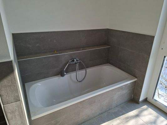 Badewanne im Badezimmer.jpg