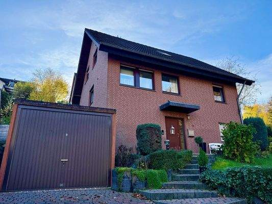 Hausansicht mit Garage