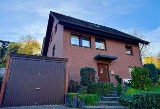 Hausansicht mit Garage