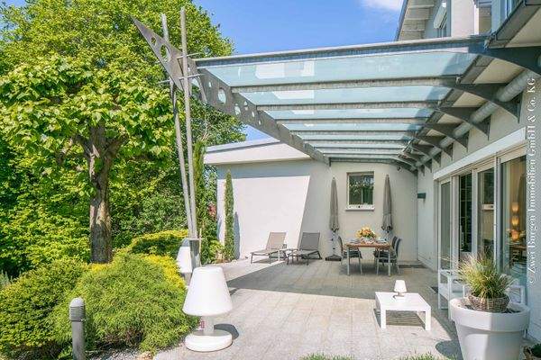 überdacht und sonnig