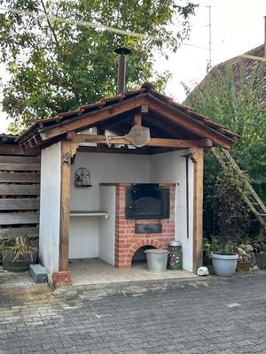 ...schön angelegter Bereich mit Backhaus