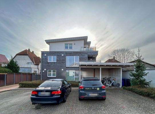 Parkplatz und Fahrradschuppen