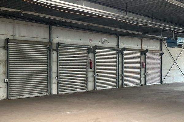 Manuelle Rolltore zur Straße