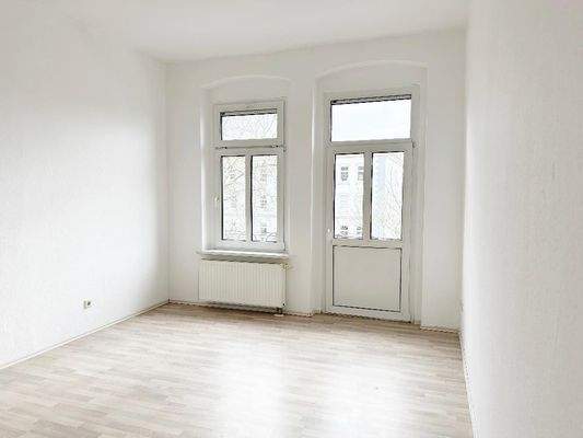 Schlafzimmer mit Blick Richtung kleinem Balkon