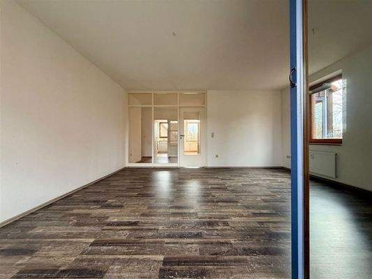 Wohnzimmer mit Balkon (2)