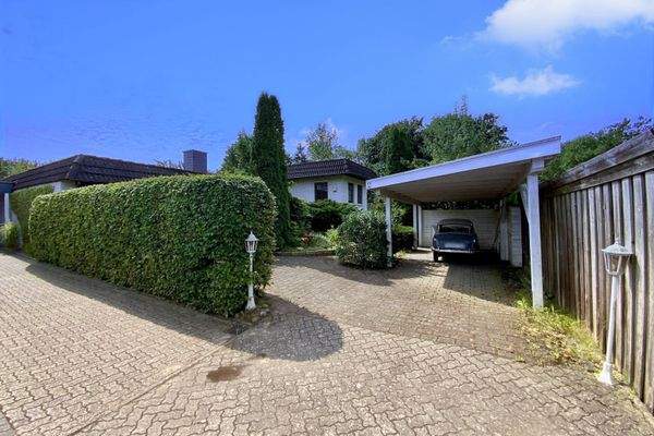 Grundstücksauffahrt mit Carport-Ansicht