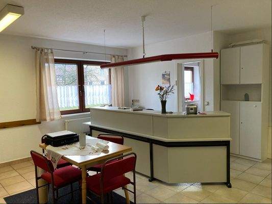 separate Büro / Praxisfläche im Erdgeschoss mit diversen Einzelräumen & Sanitärbereich