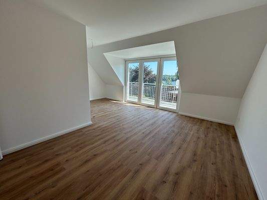 Großes Zimmer mit Balkon