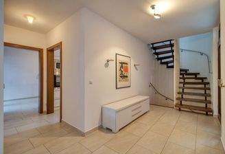 Diele mit Blick Richtung, Treppe, Küche und Büro, Gästezimmer