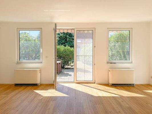 Wohnzimmer mit Zugang zur Terrasse