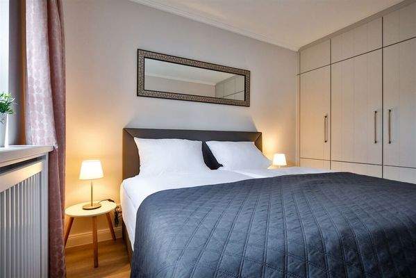 Boxspringbett mit Blick ins Grüne