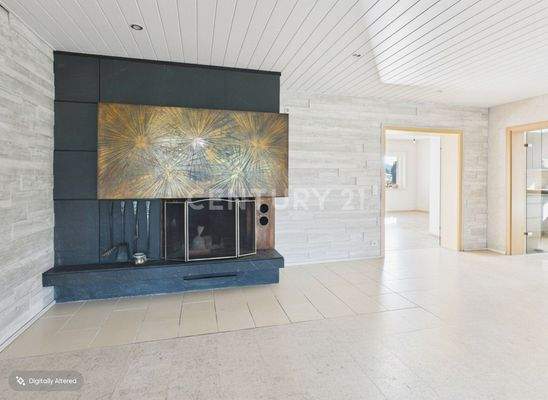 Geräumiger Eingangsbereich mit Kamin