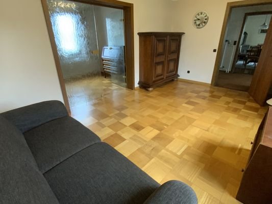 Wohnzimmer, links Büro/Fernsehzimmer