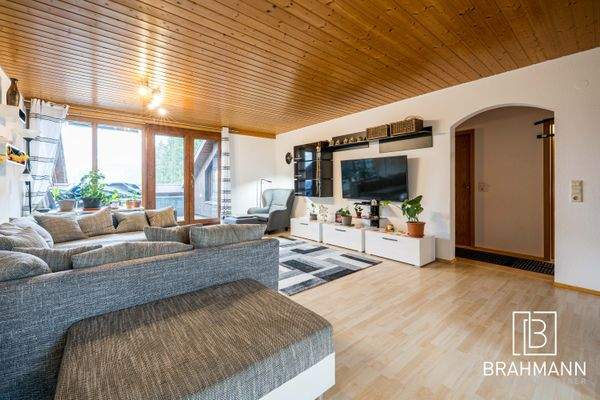 Heller Wohnbereich mit Sicht zum innen Flur