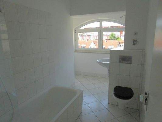 Großes Bad mit Wanne