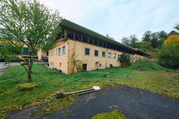 Gebäude 7, Außenansicht mit Teilunterkellerung Gebäude 