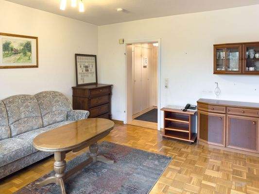 3. Wohnzimmer mit Blick zum Eingangsflur.jpg