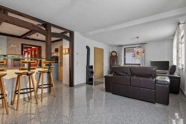 Wohnzimmer mit offener Küche