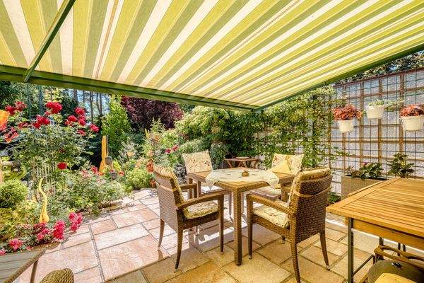 Terrasse mit Gartenblick
