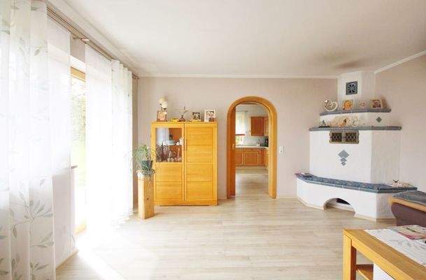 großzügiges Wohnzimmer (EG)