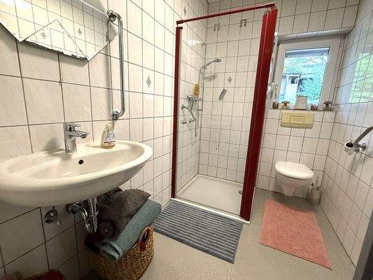 Badezimmer mit Dusche 